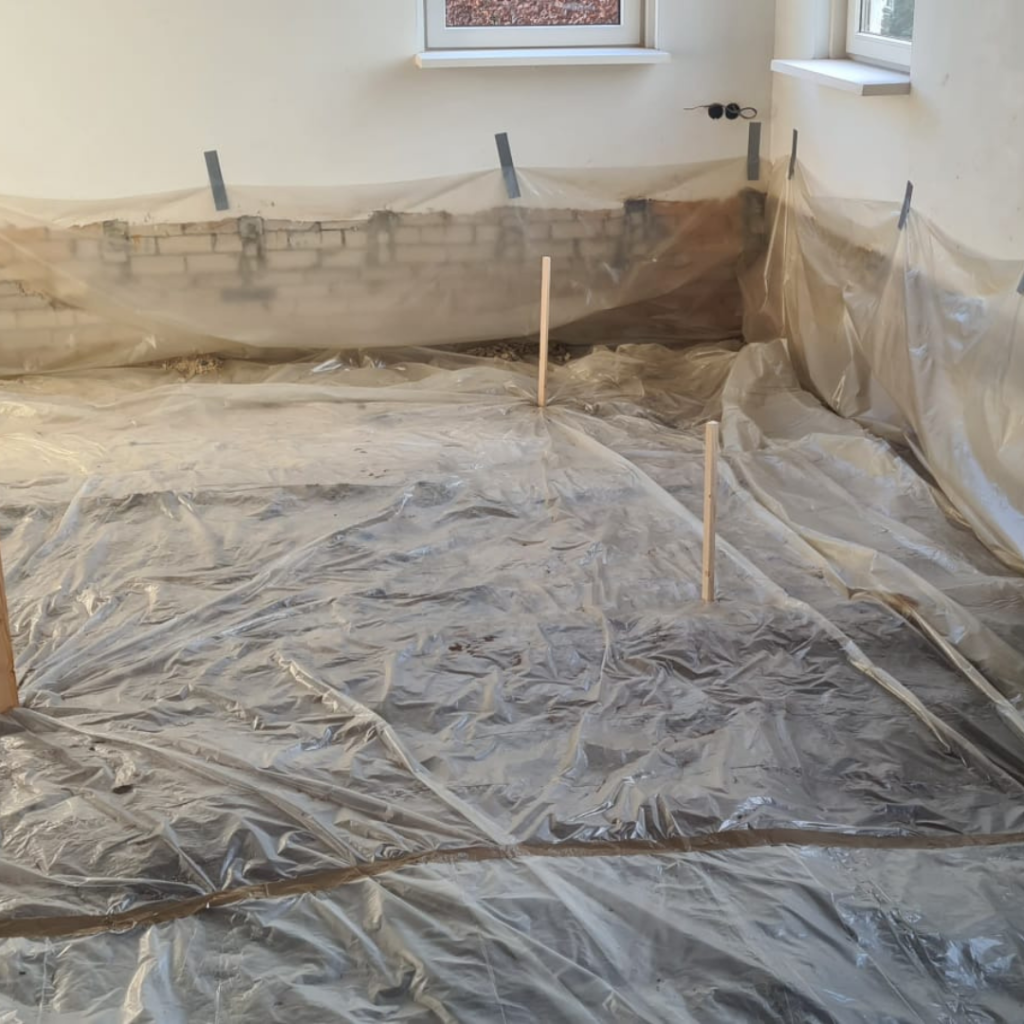 Folies en hoogte piketten geplaatst