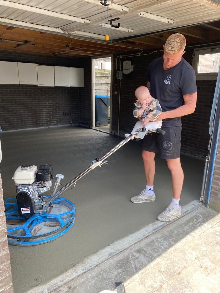 samen met mijn zoon aan de vlindermachine